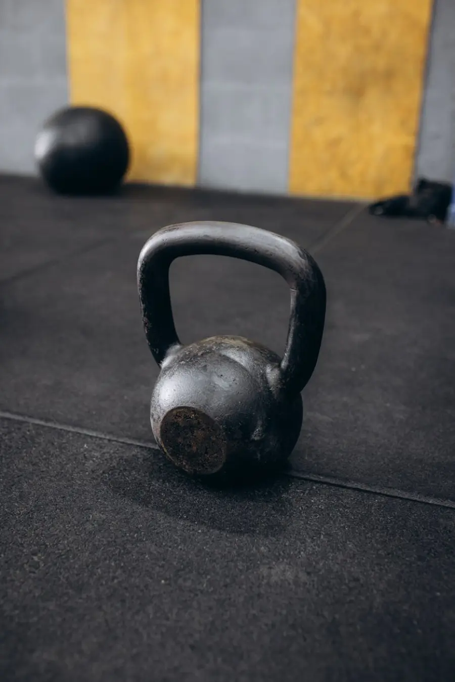 Kettlebell: esercizi base per inizare, benefici e come sceglierlo