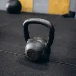 Kettlebell: esercizi base per inizare, benefici e come sceglierlo